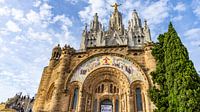 Kerk op bergtop Tibidabo in Barcelona, Spanje van Jessica Lokker thumbnail