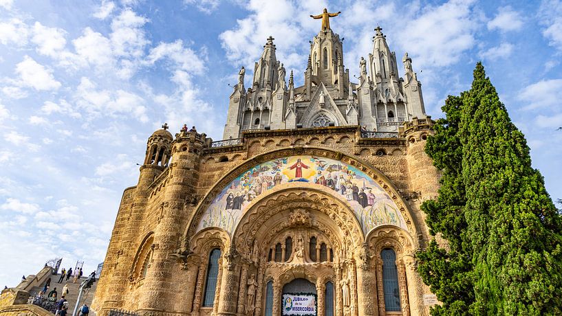 Kerk op bergtop Tibidabo in Barcelona, Spanje van Jessica Lokker
