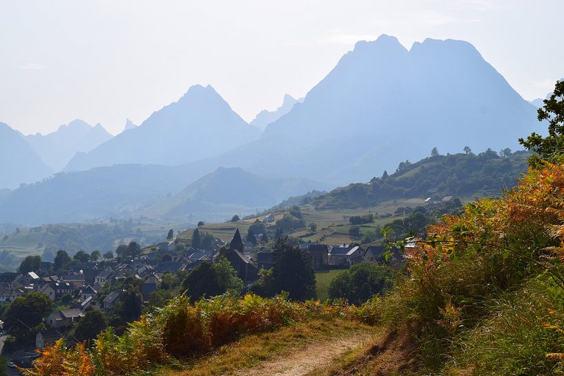 Blick auf Lescun, ein abgelegenes Dorf in den Pyrenäen, mit einer zerklüfteten Bergkette im Hintergrund von Studio LE-gals