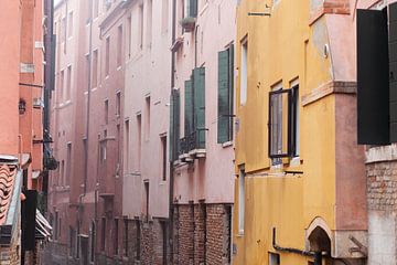 Achterkant van pastelkleurige huizen in Venetië, Italië van Danielle Roeleveld