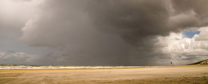 Strand met dreigende wolken. par Robert Moeliker