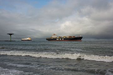 Container ship on Maas estuary to Maasvlakte by scheepskijkerhavenfotografie