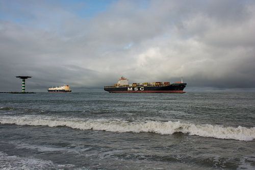 Container schip op de Maasmond naar de Maasvlakte