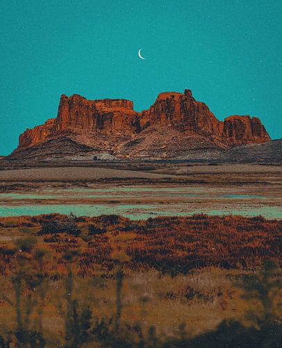 Mondaufgang über roten Klippen in der Wüste