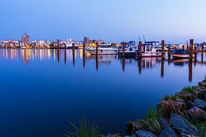 Blick über die Warnow auf die Stadt Rostock am Abend