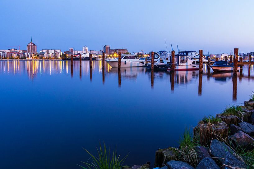 Blick über die Warnow auf die Stadt Rostock am Abend von Rico Ködder