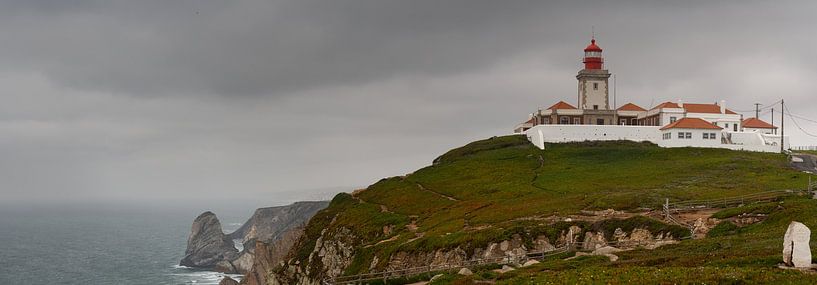 Leuchtturm an der stürmischen Atlantikküste von Jonas Weinitschke
