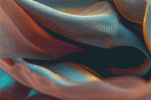 Farbgewebe – Licht und Tiefe in Blau, Orange und Braun