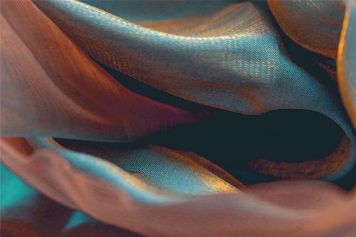 Kleur stof - licht en diepte in blauw, oranje en bruin