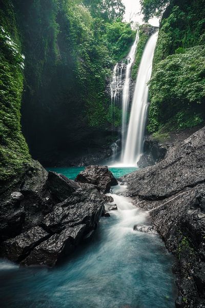 Cascade sur Bali avec des rochers par road to aloha