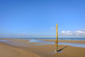 Gezeitenpfahl am Strand