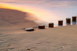 Buhnen am Meer im Sonnenuntergang