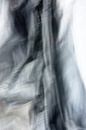 De geplooide jas | fotografisch abstract van Henriëtte Mosselman thumbnail