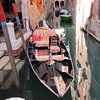 Lege gondel in Venetië van Jan Katuin