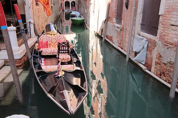 Leere Gondel in Venedig von Jan Katuin