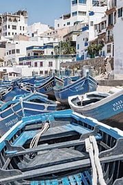 Fischerboote am Strand von Taghazout, Marokko von Ron van der Stappen