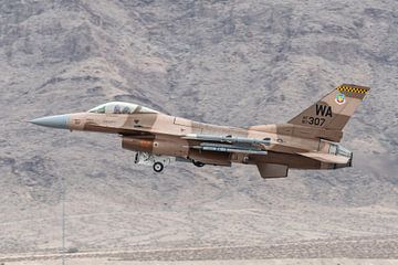 Een General Dynamics F-16C Fighting Falcon stijgt op van Nellis Air Force Base tijdens de Aviation N van Jaap van den Berg