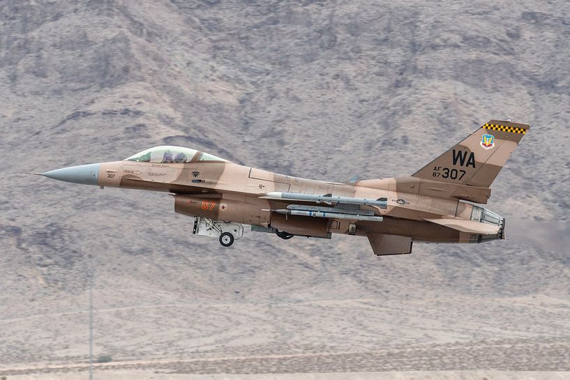 Un General Dynamics F-16C Fighting Falcon décolle de la base aérienne de Nellis lors du salon aérona par Jaap van den Berg