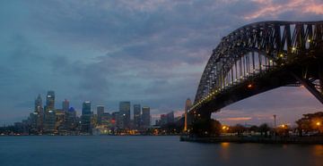 Magisch Sydney bij Zonsondergang: Brug en Skyline in Stilte van Luke Braakman