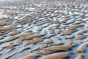 terugtrekkend water op het Zeeuwse strand van Kim Willems