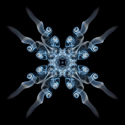 Abstract beeld gemaakt van rook op zwart achtergrond