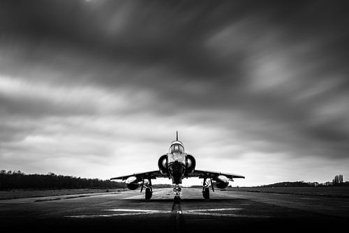 Oude Mirage 5 onder donkere wolken