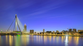 Rotterdam während der blauen Stunde.
