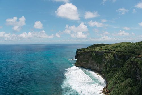 Türkisblauer Ozean am Uluwatu-Tempel