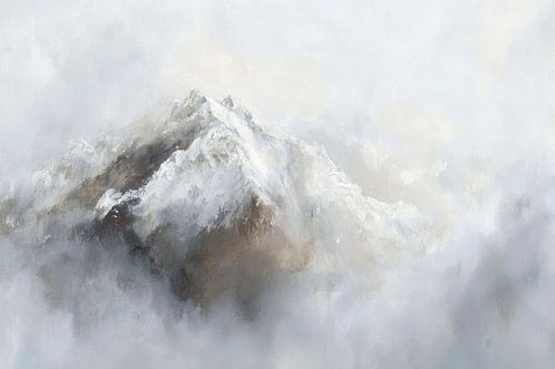 Majestueus bergmassief in de mist