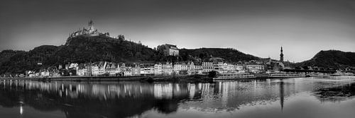 Cochem aan de Moezel met kasteel Reichsburg in zwart-wit.