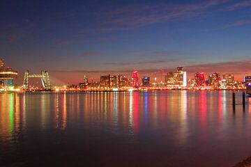 Skyline Rotterdam by night van Capture the Moment 010
