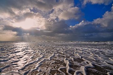 Nordseestrand mit seinen Unheilschwanger Himmel von eric van der eijk