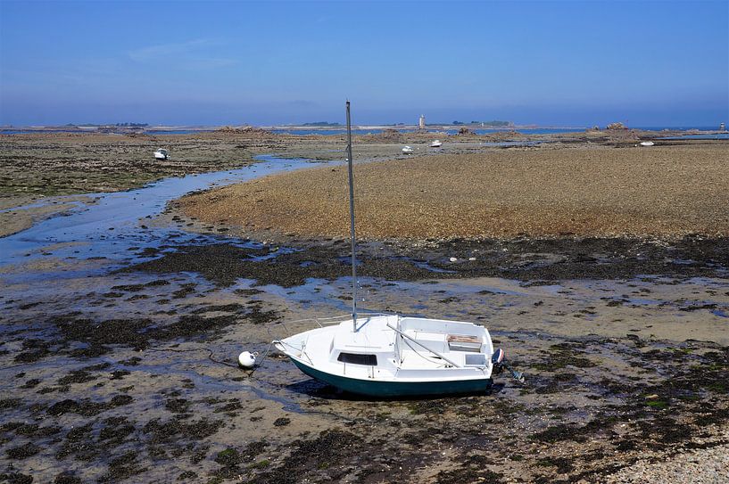 Segelboot am Strand bei Ebbe in der Bretagne von Sandra van der Burg