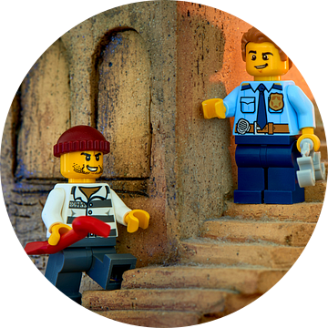 Lego politie en boef op de trap van Jenco van Zalk