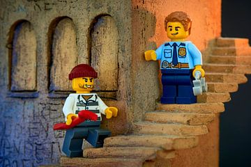Lego politie en boef op de trap van Jenco van Zalk