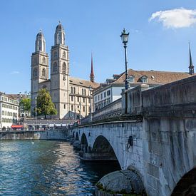 Zürich - Münsterbrücke en Grossmünster kerk van t.ART