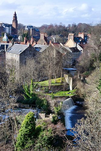 Uitzicht op Dean Village met waterval op een zonnige dag in Edinburgh