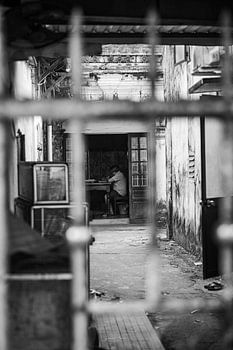 Écrivain à son bureau au Vietnam