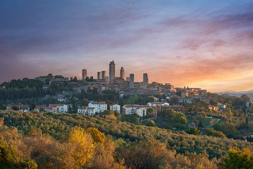 Dageraad breekt aan boven de skyline van de middeleeuwse toren van San Gimignano in Toscane