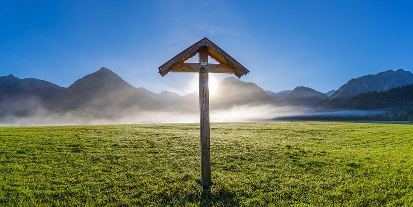 Veldkruis met Christusfiguur, Allgäu, Beieren, Duitsland van Walter G. Allgöwer