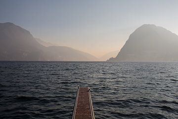 Meer van Lugano bij zonsondergang