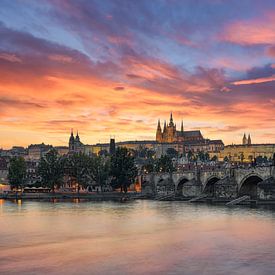 Le château de Prague et le pont Charles au coucher du soleil sur Michael Valjak