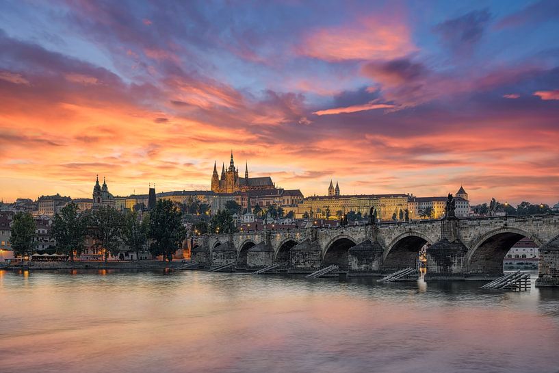 Le château de Prague et le pont Charles au coucher du soleil par Michael Valjak