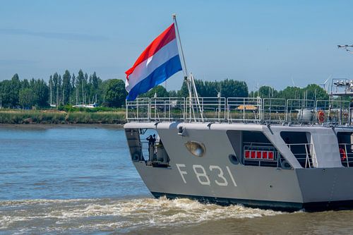 Nederlandse vlag wapperend aan de achterzijde van een varende  boot