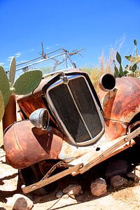 Oude verroeste en verlaten oldtimer autowrak in de woestijn. Zen, rust
