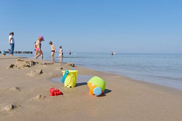 Kinderspielzeug am Strand von Heiko Kueverling
