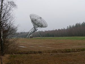 Radiotelescoop in de natuur bij Westerbork van L Swinkels