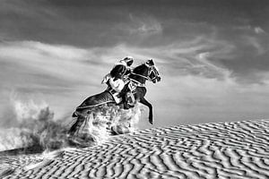 Tunesien. Sahara-Wüste. Mann zu Pferd in den Sanddünen.