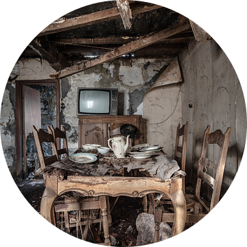 Eetkamer met gedekte tafel in vervallen huis