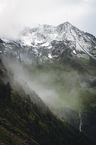 Montagnes enveloppées de brume par un jour mystérieux. sur Sara de Leede